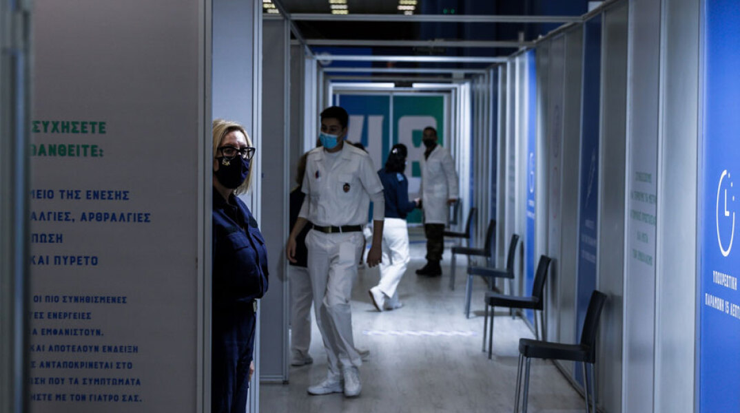 Εμβολιασμός στην Ελλάδα για κορωνοϊό - Στιγμιότυπο από εμβολιαστικό κέντρο