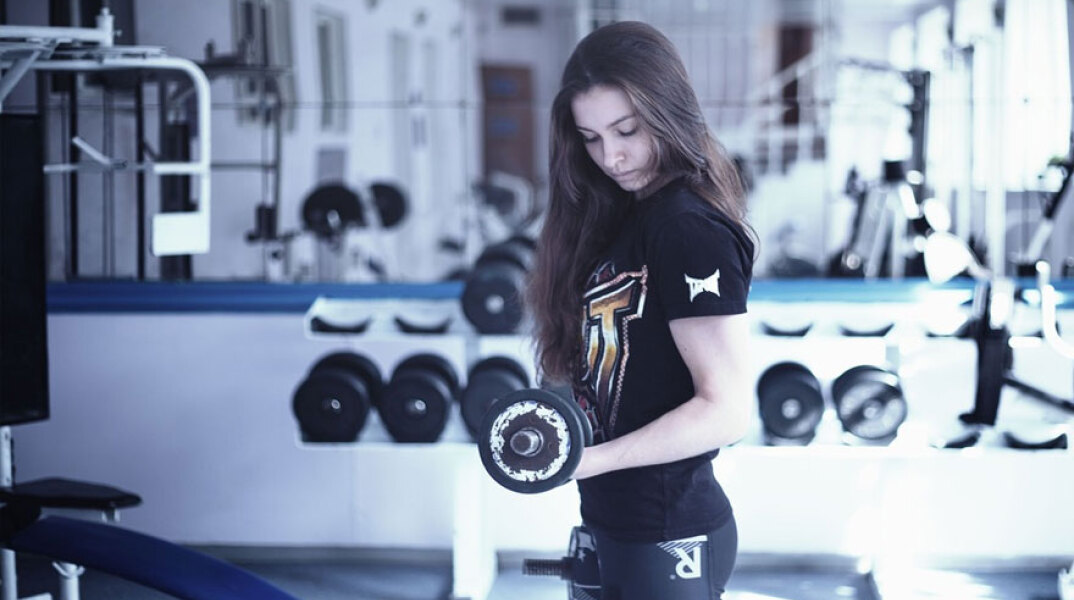 Κοπέλα σε γυμναστήριο σηκώνει βαράκι (ΦΩΤΟ ΑΡΧΕΙΟΥ)
