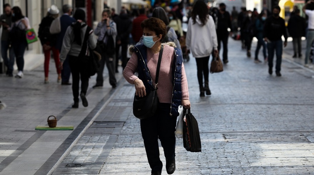 Πολίτες με μάσκα στο κέντρο της Αθήνας 