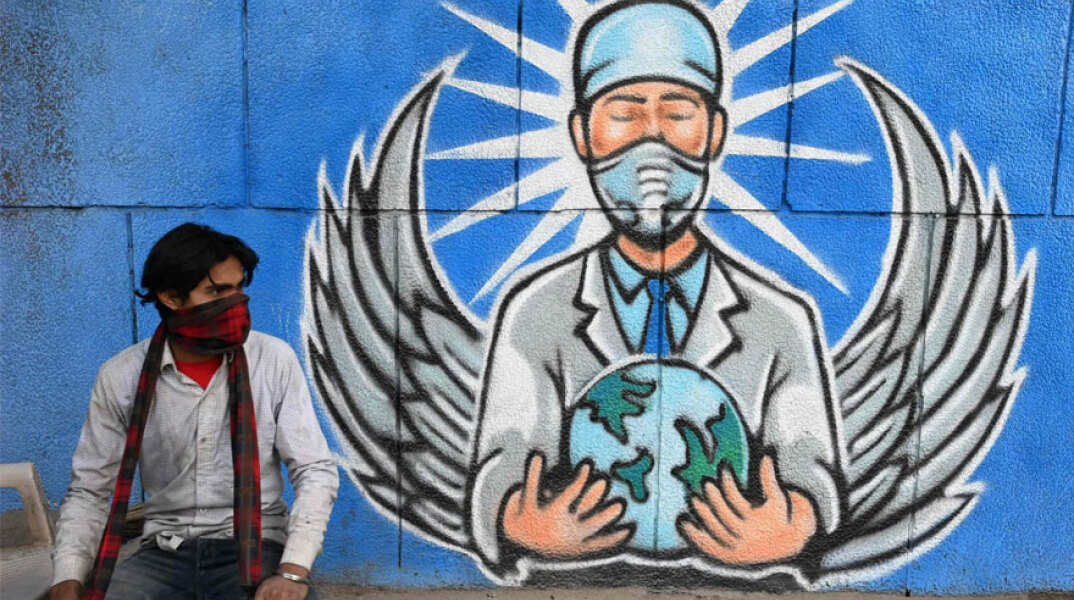Κορωνοϊός: Νεαρός με μάσκα με φόντο γκράφιτι για την πανδημία Covid-19