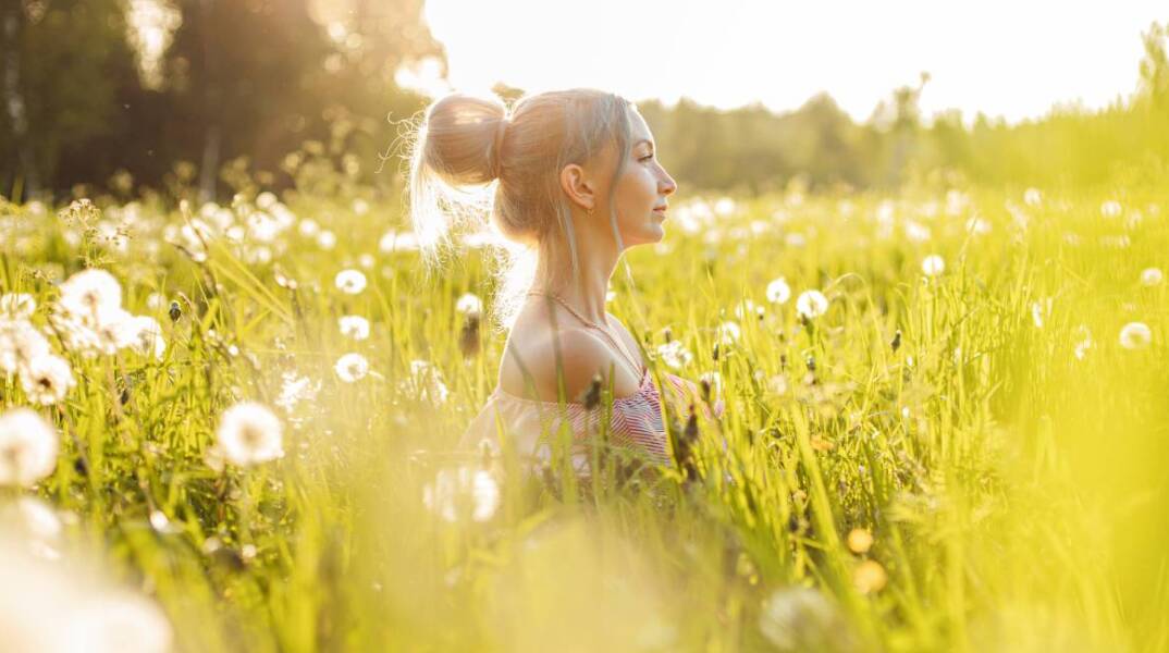 Γυναίκα σε ανθισμένο λιβαδι