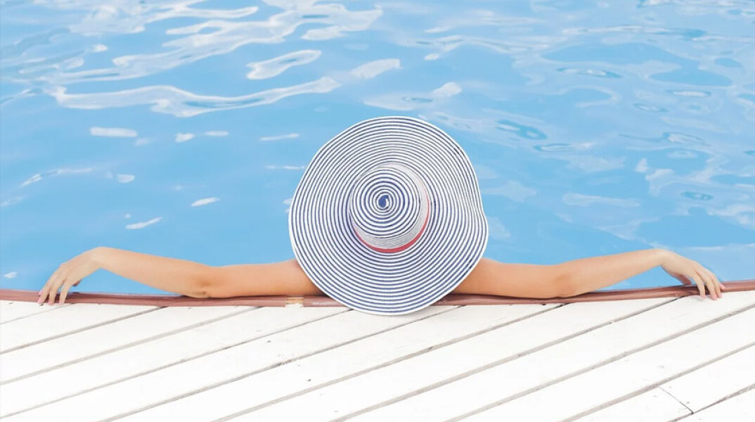 Μπάνιο σε πισίνα (ΦΩΤΟ ΑΡΧΕΙΟΥ)