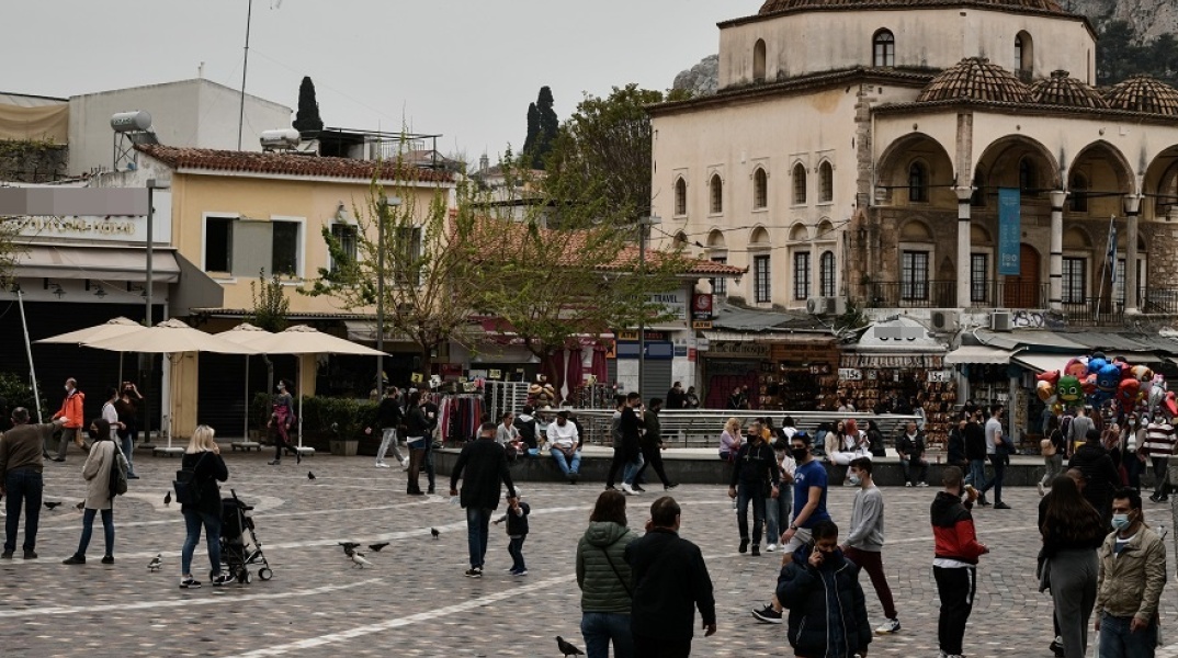 Πολίτες με μάσκα στην πλατεία Μοναστηρακίου