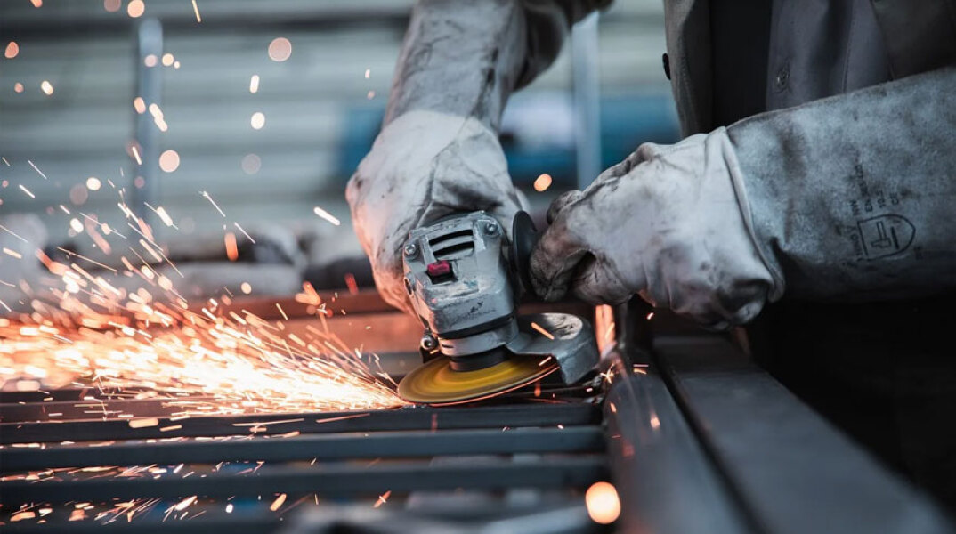 Εργάτης (ΦΩΤΟ ΑΡΧΕΙΟΥ) - Σύγκρουση ΝΔ με Αλέξη Τσίπρα για τα εργασιακά