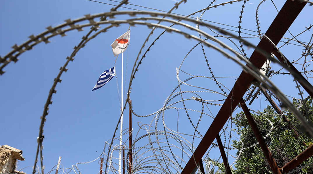 Η κυπριακή και η ελληνική σημαία κυματίζουν σε στρατιωτικό φυλάκιο στη Λευκωσία - Ξεκίνησαν οι επαφές για το Κυπριακό στην Ελβετία
