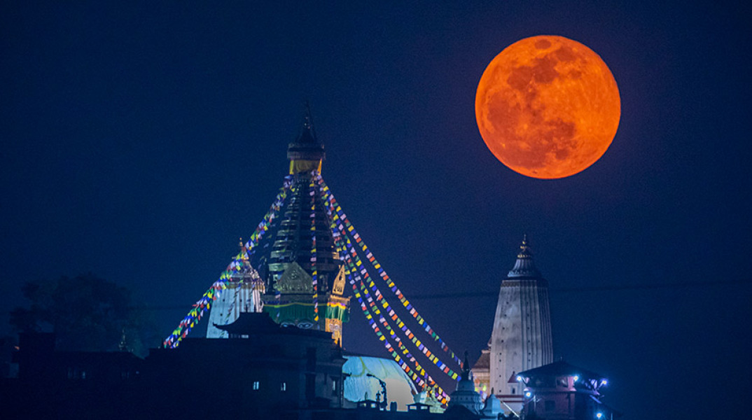 Το σούπερ «ροζ φεγγάρι» υψώνεται στο Κατμαντού, Νεπάλ