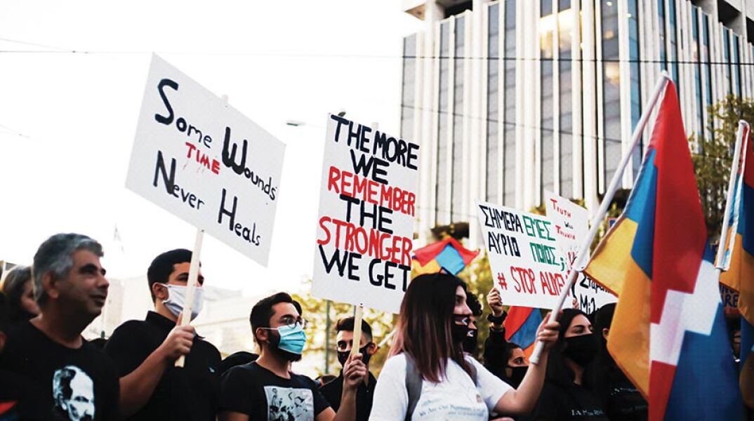 Άνθρωποι με πλακάτ σε διαδήλωση