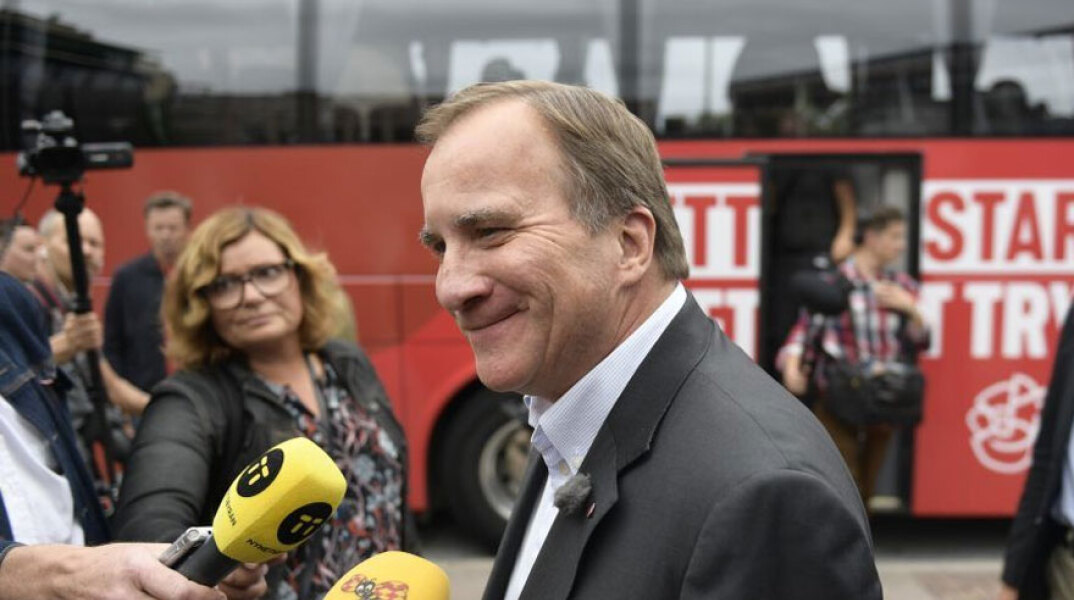 Ο πρωθυπουργός της Σουηδίας Στέφαν Λεβέν έκανε την πρώτη δόση από το εμβόλιο για τον κορωνοϊό