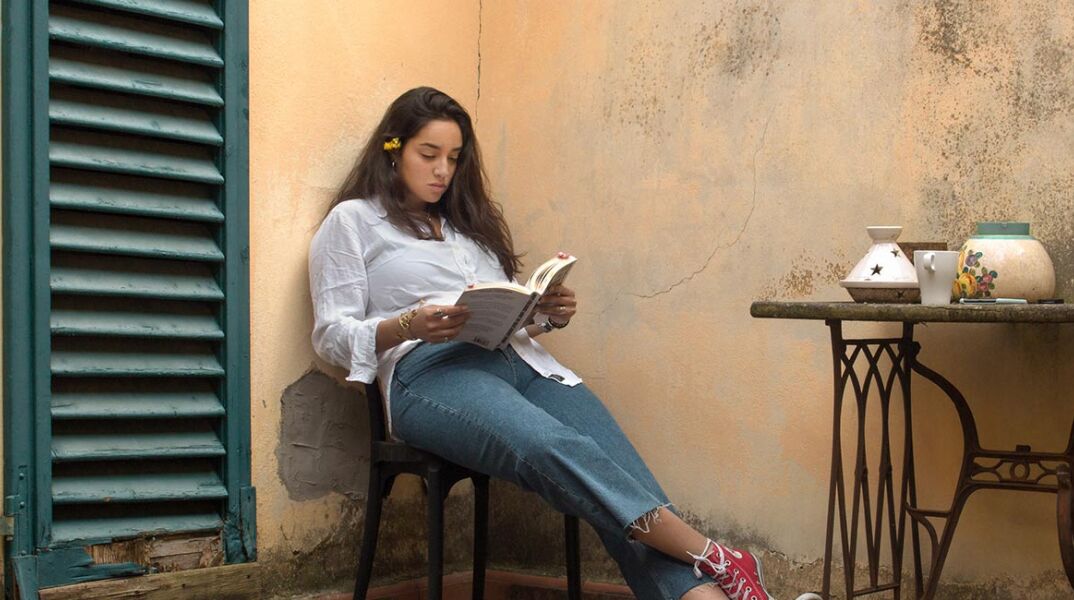 Κοπέλα που διαβάζει βιβλίο