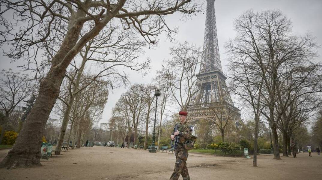 Γάλλος στρατιωικός μπροστά από τον Πύργο του Άιφελ
