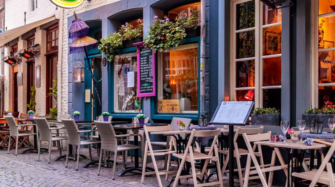 Ολλανδία - Κορωνοϊός: Καφέ και εστιατόρια άνοιξαν και πάλι μετά από 6 μήνες