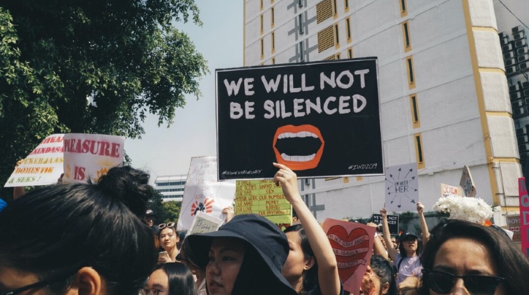 Γυναίκες διαδήλωση