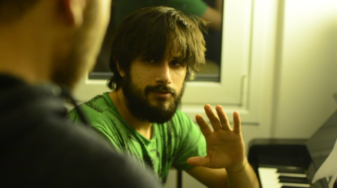 Στιγμιότυπο από το τρέιλερ του ραδιοφωνικού έργου «Τη χρονιά του Υδροχόου»