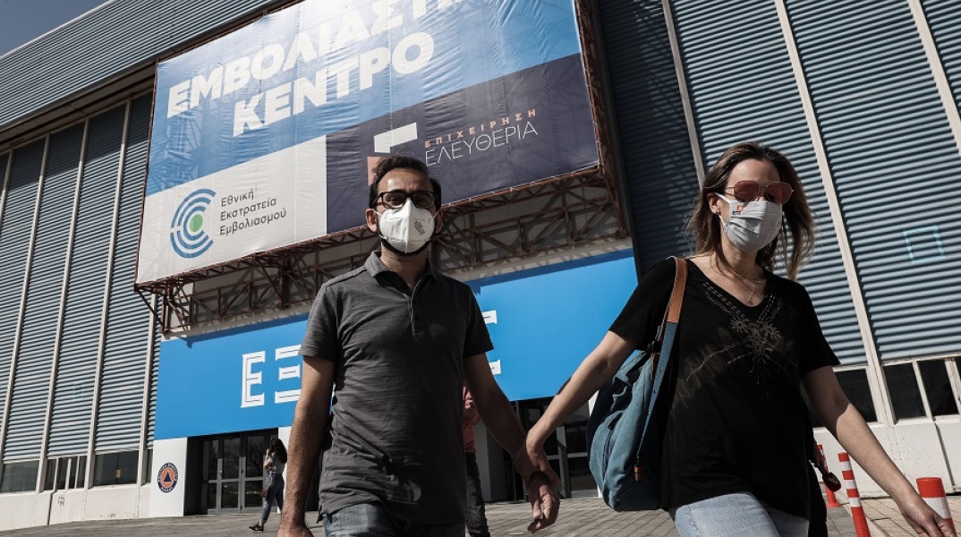 Εμβολιασμός πολιτών κατά του κορωνοϊού στο mega εμβολιαστικό κέντρο του Ελληνικού