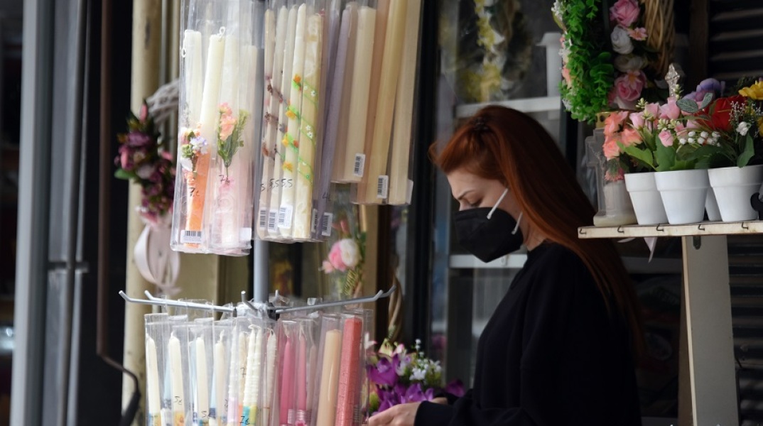 Γυναίκα με μάσκα σε κατάστημα