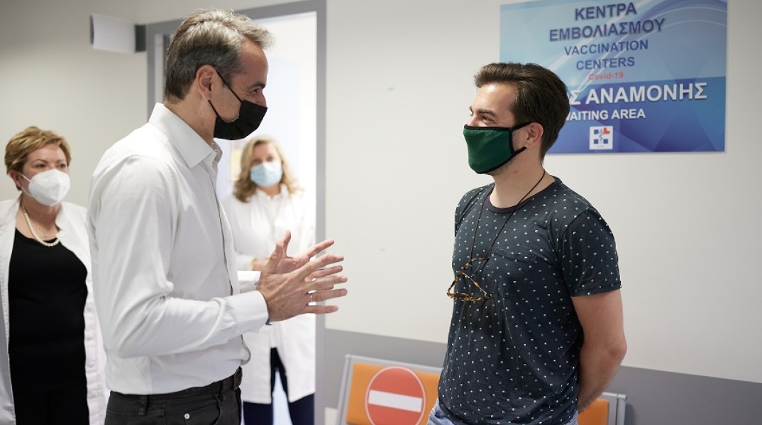 Ο Κυριάκος Μητσοτάκης σε εμβολιαστικό κέντρο στη Ραφήνα συνομιλεί με νέους
