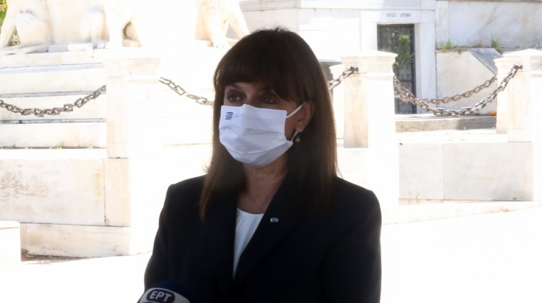 Η ΠτΔ, Κατερίνα Σακελλαροπούλου, στην επιμνημόσυνη δέηση στη μνήμη των θυμάτων της πανδημίας