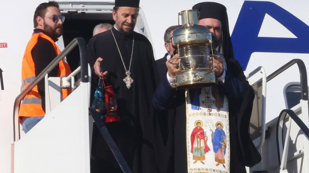 Το Άγιο Φως στην Αθήνα - Η άφιξη του (ΦΩΤΟ ΑΡΧΕΙΟΥ)