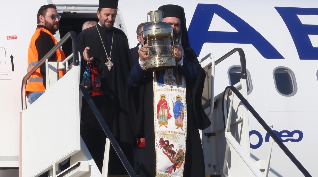 Άφιξη του Άγιου Φωτός στο αεροδρόμιο Ελευθέριος Βενιζέλος