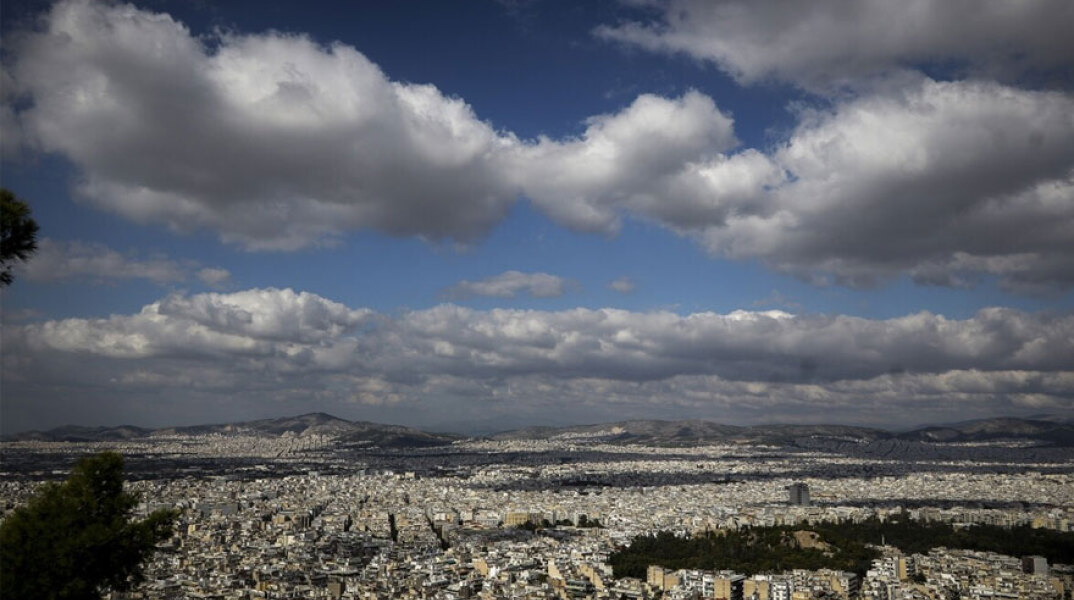 Καιρός: Νεφώσεις και ζέστη σήμερα Μεγάλο Σάββατο 1 Μαΐου στην Αττική