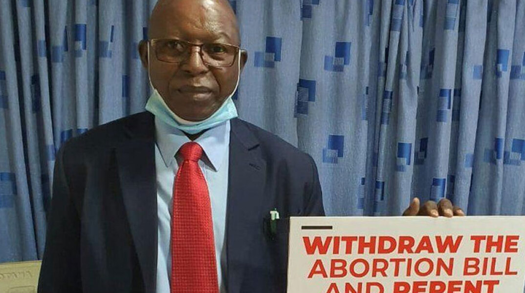 Stephen Karanja, ο γιατρός στην Κένυα που έλεγε στον κόσμο να μην εμβολιαστεί για τον κορωνοϊό - Πέθανε από επιπλοκές της Covid-19