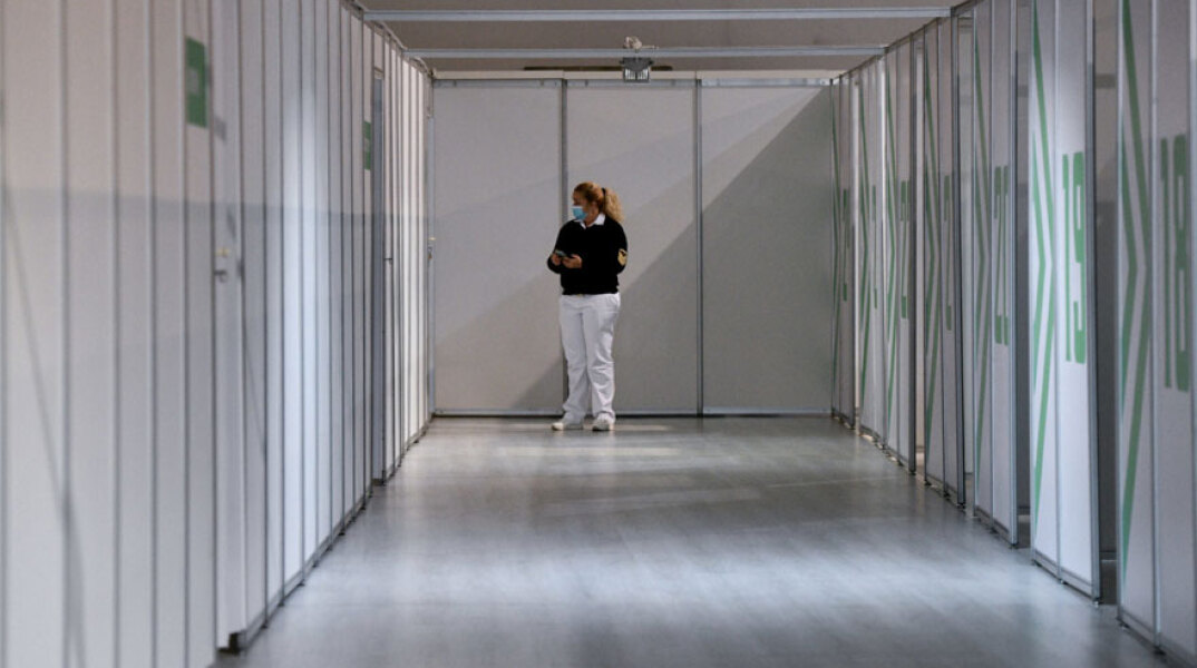 Εμβολιαστικό κέντρο για τον κορωνοϊό - Ο ΕΟΔΥ ανακοίνωσε το Μεγάλο Σάββατο (01/05) τα νέα κρούσματα κορωνοϊού