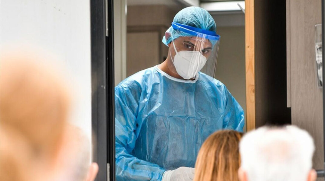 Κορωνοϊός: Υγειονομικός ετοιμάζει rapid test - Ο ΕΟΔΥ ανακοίνωσε το Μεγάλο Σάββατο τα νέα κρούσματα