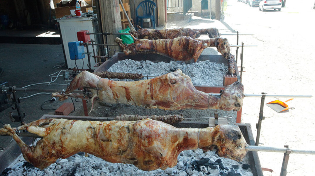 Αρνιά στη σούβλα (ΦΩΤΟ ΑΡΧΕΙΟΥ) - Με μέτρα για τον κορωνοϊό το Πάσχα 2021