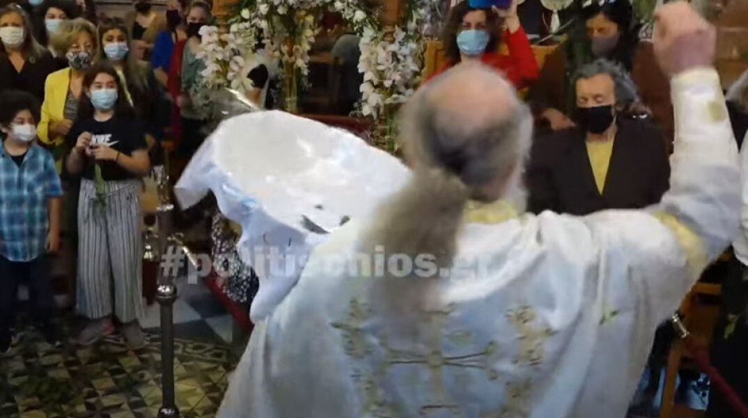 Πάσχα 2021: Η πρώτη Ανάσταση στη Χίο - Ο «ιπτάμενος» ιερέας