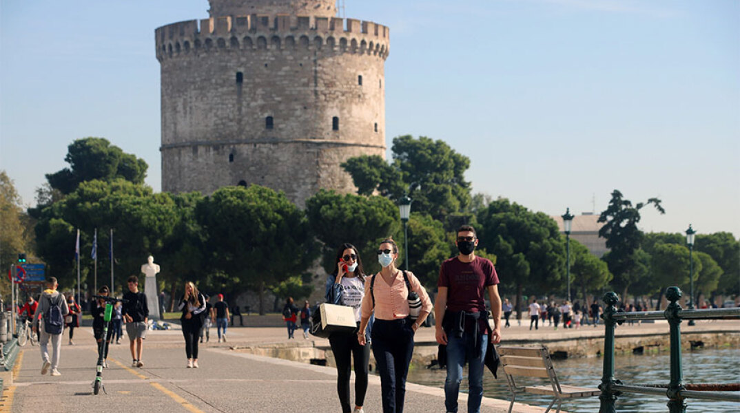 Θεσσαλονίκη: Νεαροί με μάσκα περπατούν με φόντο τον Λευκό Πύργο (ΦΩΤΟ ΑΡΧΕΙΟΥ) - Μειώθηκε ο κορωνοϊός στα λύματα