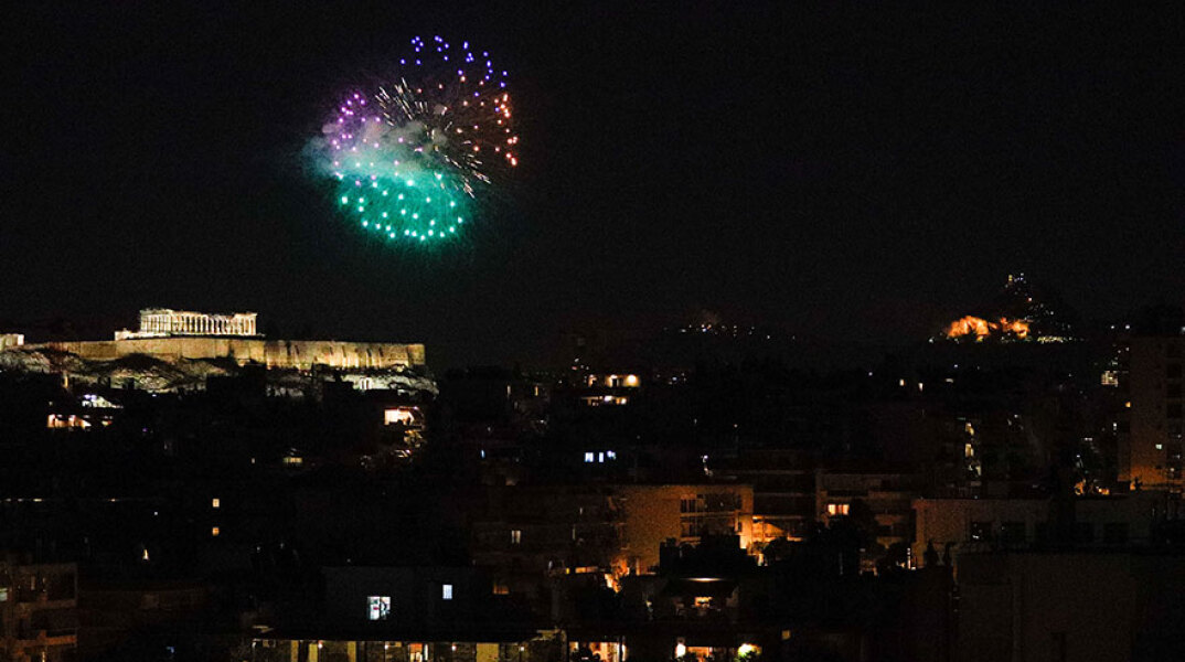 Μεγάλο Σάββατο - Πάσχα 2021: Μετά το «Χριστός Ανέστη» βεγγαλικά φώτισαν τον νυχτερινό ουρανό στην Αθήνα