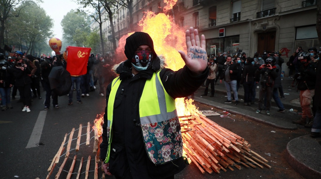 Μέλος των Κίτρινων Γιλέκων σε διαδήλωση για την εργατική Πρωτομαγιά στο Παρίσι