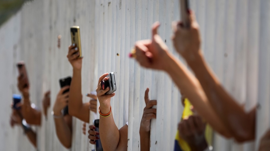 Χέρια που κρατούν smartphones