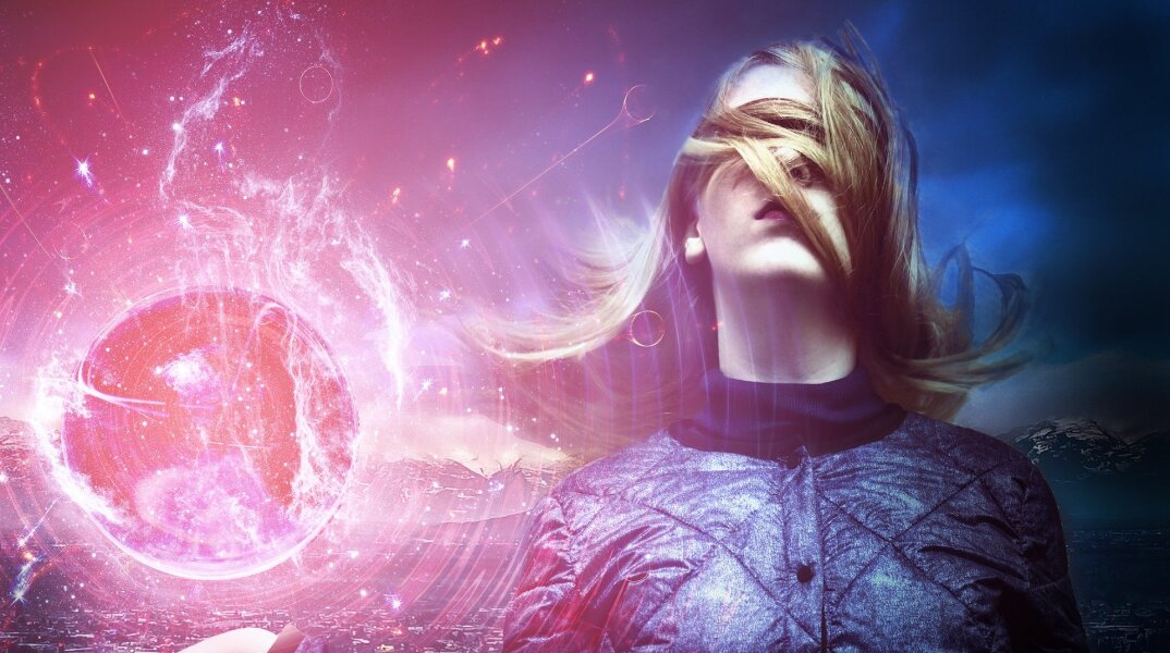 Γυναίκα που κρατάει κρυστάλινη σφαίρα