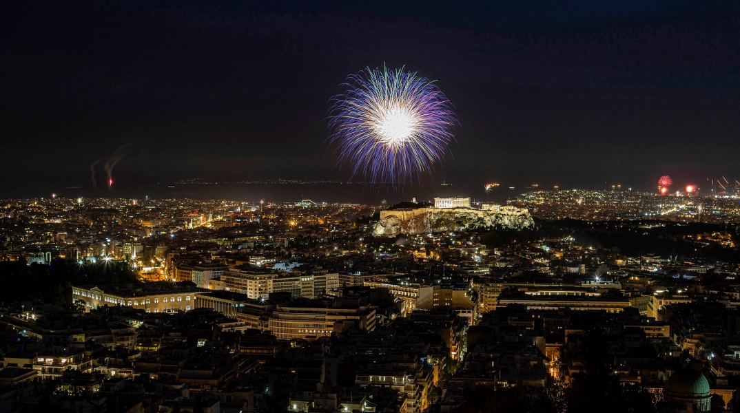 Πυροτεχνήματα στον ουρανό της Αθήνας για τον εορτασμό της Ανάστασης το Πάσχα του 2021