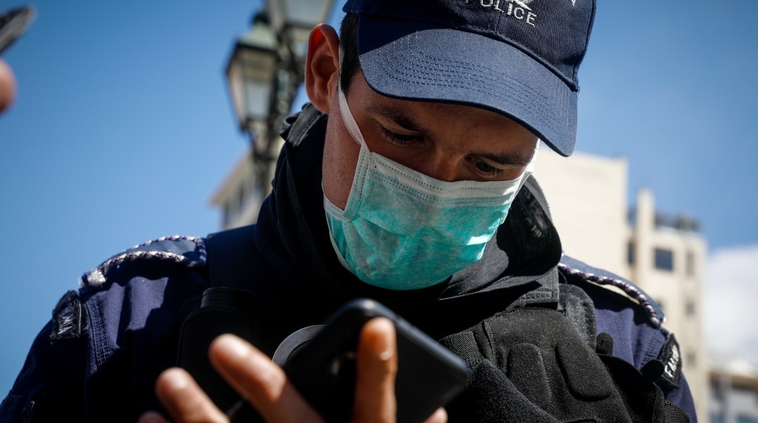 297 παραβάσεις των μέτρων περιορισμού διάδοσης του κορωνοϊού σημειώθηκαν την Κυριακή του Πάσχα, ενώ η Ελληνική Αστυνομία προχώρησε και σε 3 συλλήψεις. 