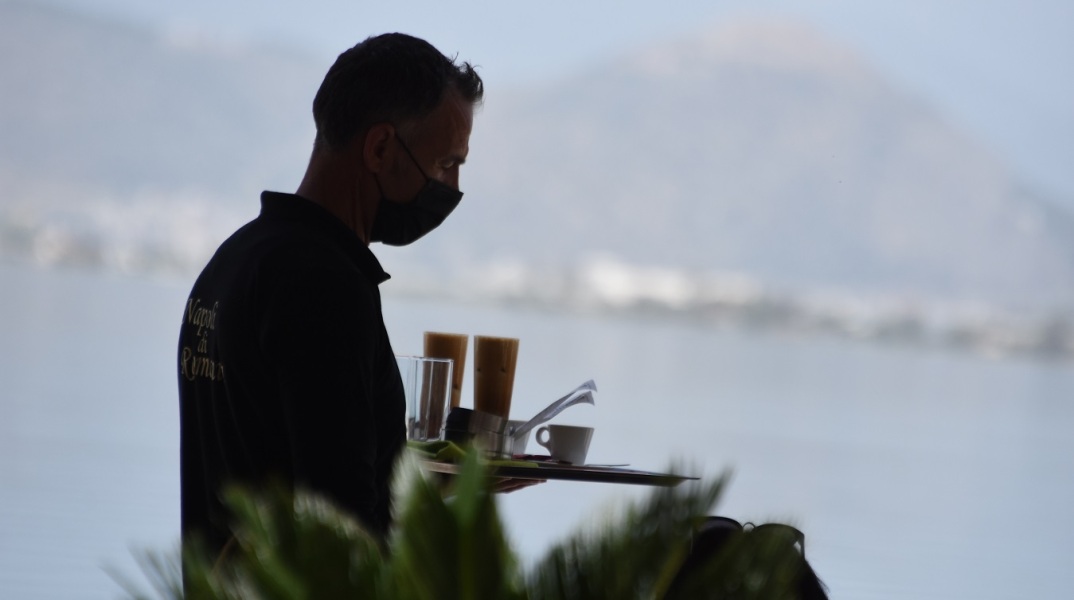 Το άνοιγμα των καφέ και των εστιατορίων στους εξωτερικούς χώρους, έστω χωρίς μουσική και με αυστηρή τήρηση των μέτρων κατά της Covid, έφερε αέρα αισιοδοξίας