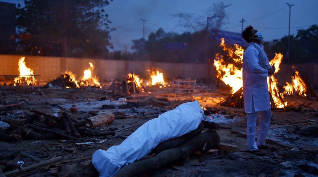 Την τρίτη θέση της μακάβριας παγκόσμιας κατάταξης βάσει των θανάτων εξαιτίας της πανδημίας καταλαμβάνει πλέον η Ινδία, τις 19,93 εκατ. φτάνουν οι μολύνσεις