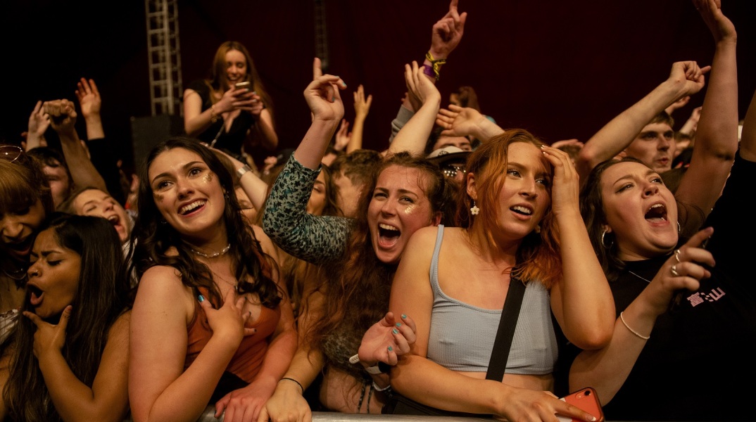 Κορωνοϊός – Λίβερπουλ: Περίπου 5.000 άνθρωποι πέταξαν τις μάσκες τους και δεν τήρησαν τις αποστάσεις σε υπαίθρια συναυλία πειραματικού χαρακτήρα