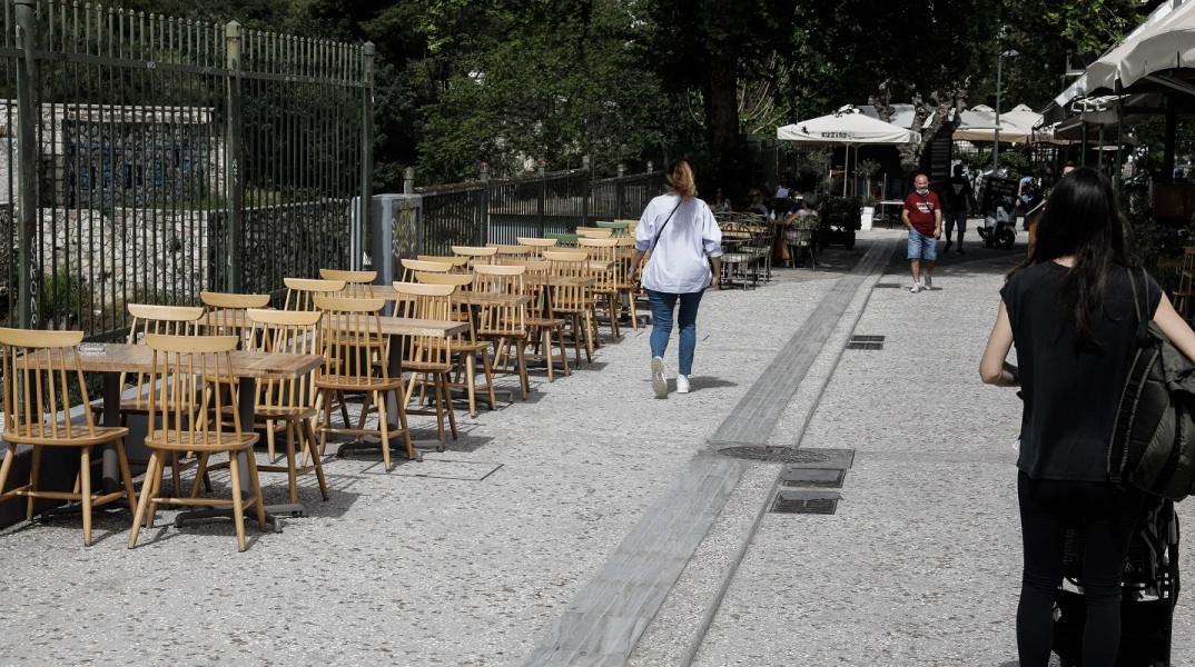 Στιγμιότυπο από κατάστημα εστίασης στο κέντρο της Αθήνα την Δευτέρα 3 Μαΐου 2021. Η εστίαση "επέστρεψε" ύστερα από έξι μήνες, με αυστηρά μέτρα, αποστάσεις, μάσκες, κόσμο στο 50% και μόνο έξω και ωράριο