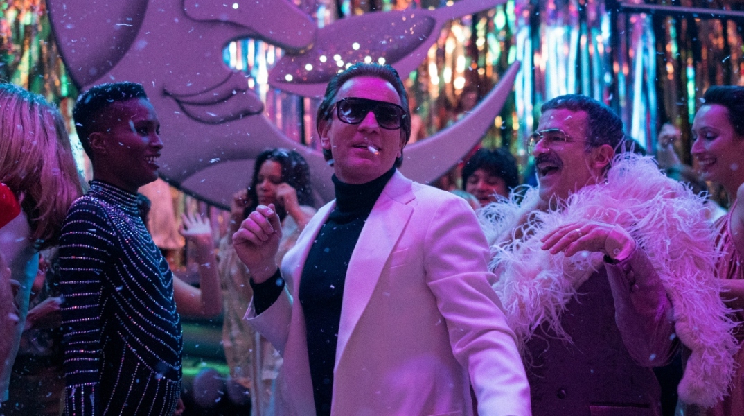 Ο Γιούαν ΜακΓκρέγκορ ως Ρόι Χόλστον Φρόγουικ στη νέα σειρά του Netflix «Halston»