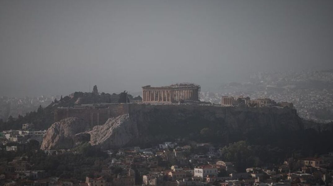 Αφρικανική σκόνη στο κέντρο της Αθήνας - Εικόνα από την Ακρόπολη