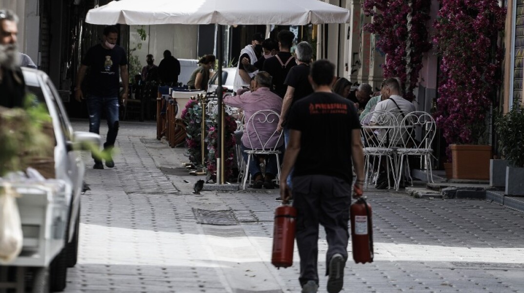 Στιγμιότυπο από το άνοιγμα της εστίασης το βράδυ της Δευτέρας του Πάσχα