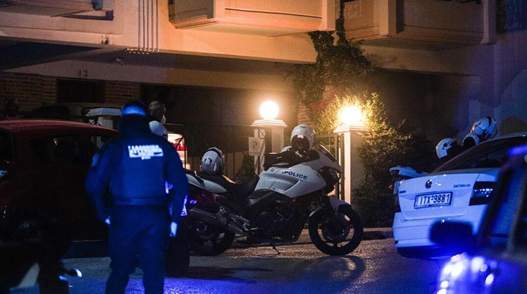 Αστυνομικοί έξω από σπίτι στην Ηλιούπολη μετά από επίθεση