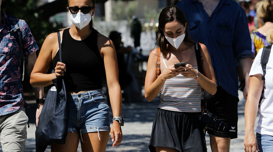 Κοπέλες με μάσκα για τον κορωνοϊό στο κέντρο της Αθήνας (ΦΩΤΟ ΑΡΧΕΙΟΥ)