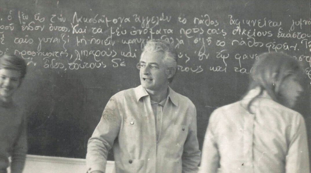 Φωτογραφία του Βασίλη Κρεμμυδά σε τάξη της Σχολής Μωραΐτη τα πρώτα χρόνια της μεταπολίτευσης