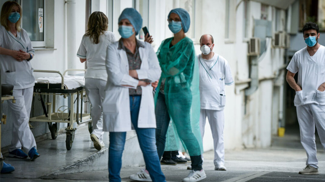 Υγειονομικοί στην είσοδο νοσοκομείου - Λίγο πάνω από το 60% ο εμβολιασμός στη συγκεκριμένη κατηγορία στην Ελλάδα (ΦΩΤΟ ΑΡΧΕΙΟΥ)