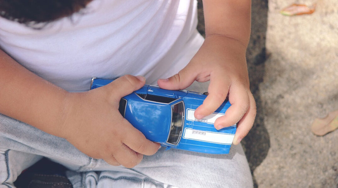 Παιδί κρατά αυτοκινητάκι