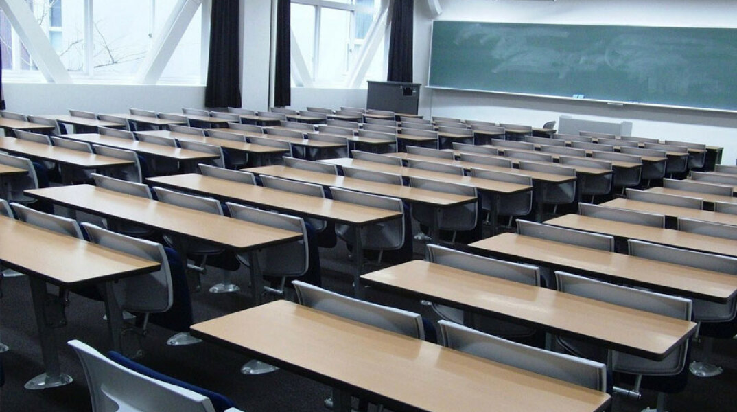Άδεια θρανία (ΦΩΤΟ ΑΡΧΕΙΟΥ) - Ανοίγουν τη Δευτέρα 17 Μαΐου ΙΕΚ, κολλέγια και σχολεία δεύτερης ευκαιρίας