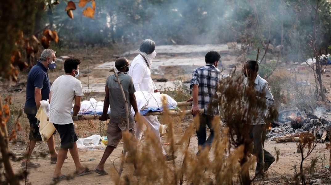 Ινδία - Σκληρές εικόνες - Θύματα του κορωνοϊού